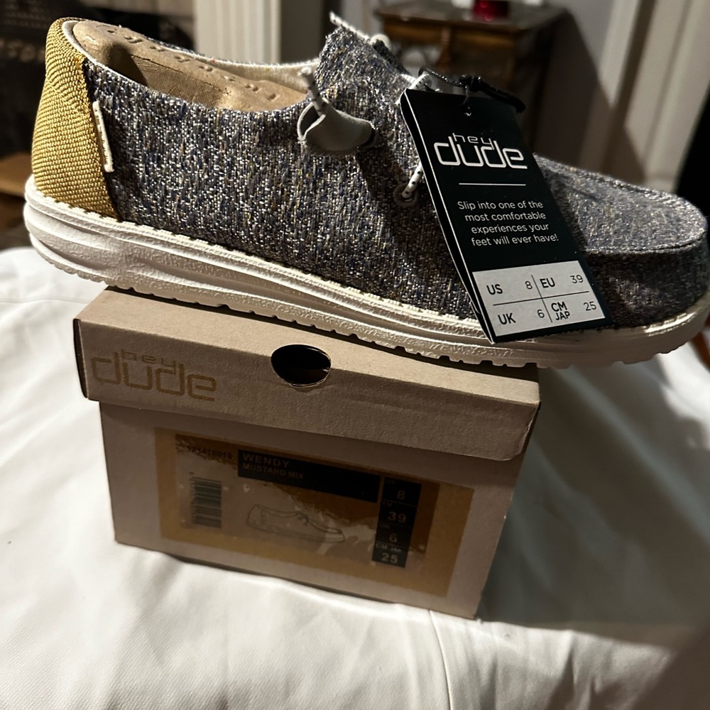 Hey dude Wendy mustard mix sz 8